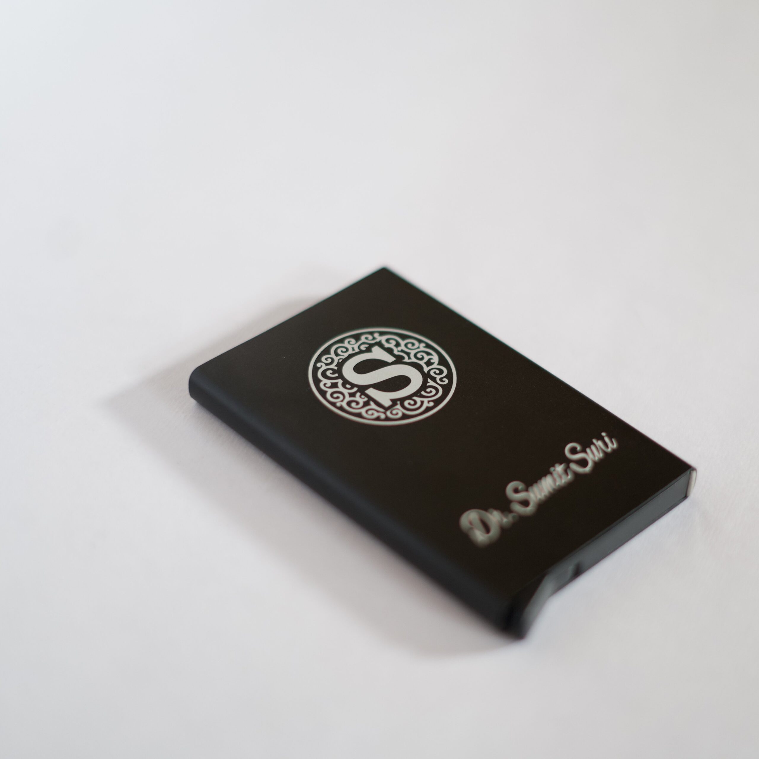 Engraved Metal Visiting Card Holder – Sleek and Protective, Fits 10-12 Cards - Image 4